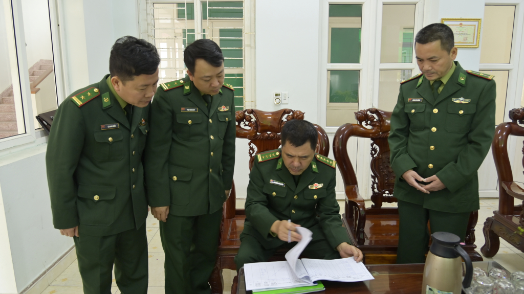 Đại tá Nguyễn Văn Thiềm, Chỉ huy Trưởng BĐBP tỉnh kiểm tra công tác sẵn sàng chiến đấu của Trạm BP Mũi Ngọc (Đồn BP Trà Cổ)