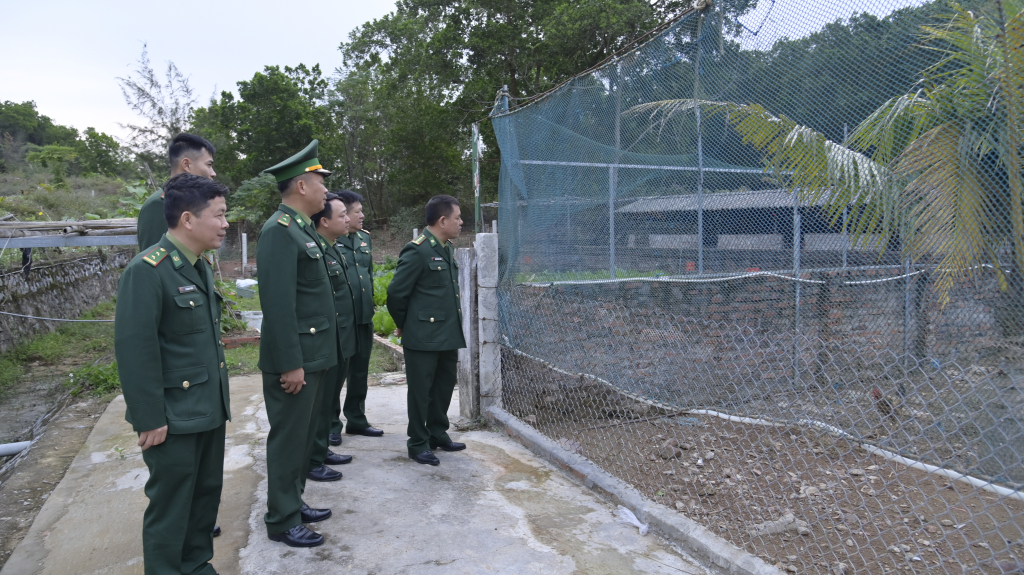 Đại tá Nguyễn Văn Thiềm, Chỉ huy Trưởng BĐBP tỉnh kiểm tra công tác tăng gia đảm bảo Tết của Đồn BP cửa khẩu cảng Vạn Gia.