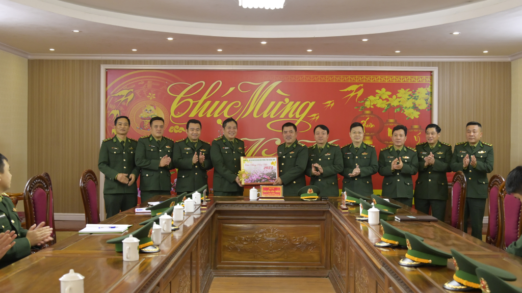 Đại tá Nguyễn Văn Thiềm, Chỉ huy trưởng BĐBP tỉnh tặng quà, chúc Tết CBCS Đồn BPCKQT Móng Cái.