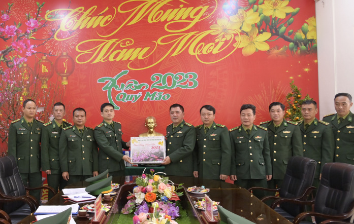 Đại tá Nguyễn Văn Thiềm, tặng quà Tết CBCS Đồn BP Hải Hoà.