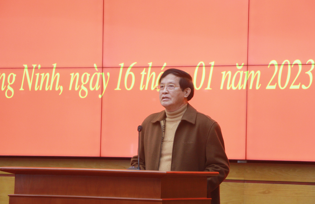 Nhà văn Lê Toán, Chi hội trưởng Chi hội Nhà văn Việt Nam tỉnh Quảng Ninh, phát biểu tại buổi gặp mặt.
