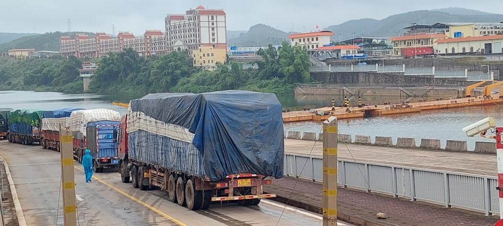 Xuất khẩu hàng bột sắn qua Lối mở cầu phao tạm Km3+4 Hải Yên