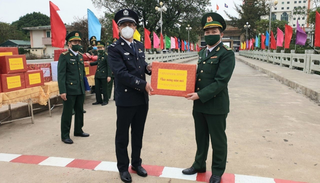 Lực lượng chức năng hai bên tặng quà chúc Tết Nguyên đán Quý Mão 2023