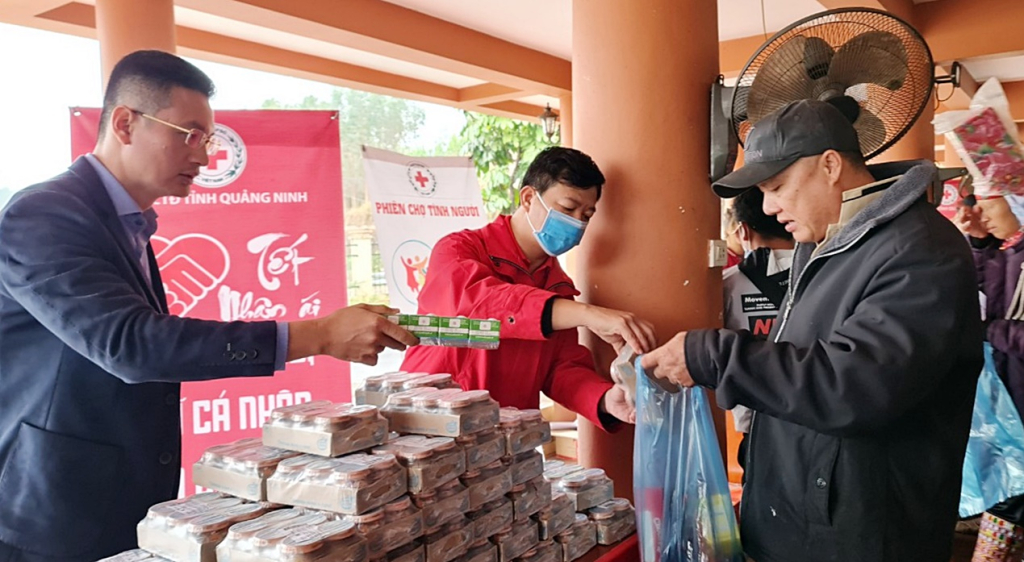 Ông Trần Văn Cơ (thị trấn Bình Liêu) tham gia đổi hàng tại 