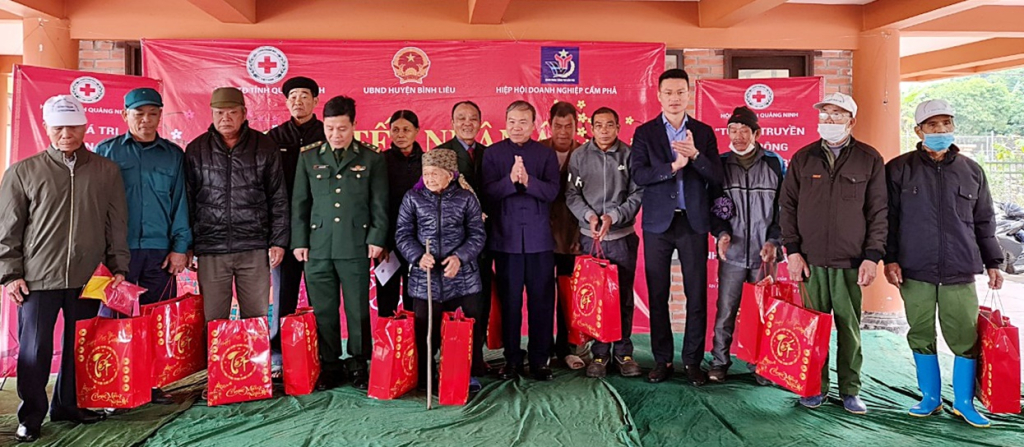 Lãnh đạo Hội Chữ thập đỏ tỉnh, Bộ Chỉ huy BĐBP tỉnh, UBND huyện Bình Liêu trao tặng suất quà Tết cho người dân có hoàn cảnh khó khăn tại 