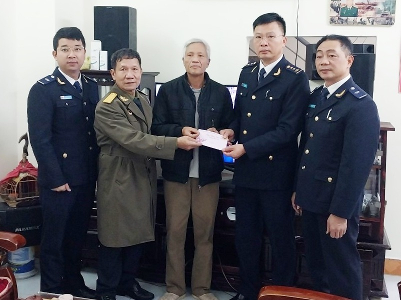 Hội CCB Cục Hải quan tỉnh trao tặng quà tết cho hội viên hoàn cảnh khó khăn tại khu 10, phường Bãi Cháy, TP Hạ Long.