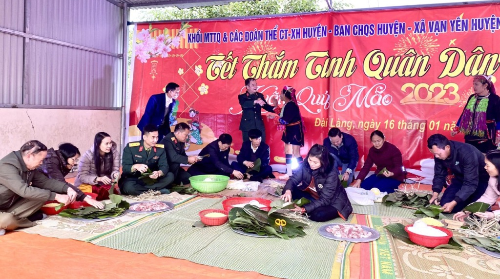 CCB huyện Vân Đôn tham gia gói bánh chưng trong Chương trình Tết thắm tình quân dân do khối MTTQ và các đoàn thể, Ban Chỉ huy quân sự huyện tổ chức tại xã Vạn Yên (Vân Đồn).