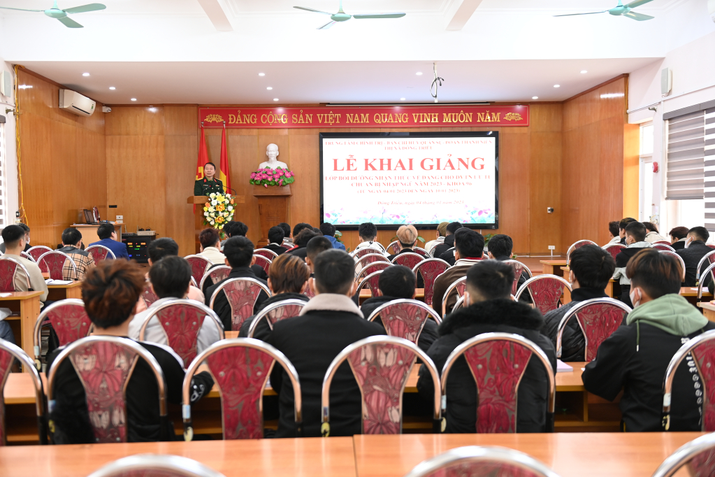 TX Đông Triều có 97 thanh niên chuẩn bị lên đường nhập ngũ thực hiện nghĩa vụ quân sự và tham gia nghĩa vụ Công an nhân dân năm 2023 được bồi dưỡng nhận thức về Đảng.