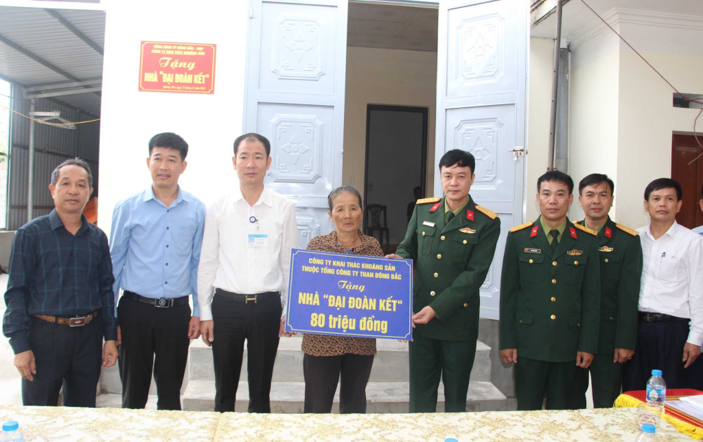 Từ sự kết nối của MTTQ TX Quảng Yên, gia đình bà Vũ Thị Mềm (trúthôn Cây Sằm, xã Tiền An) được Công ty khai thác khoáng sản (Tổng công ty Đông Bắc) hỗ trợ 80 triệu đồng xây dựng nhà “Đại đoàn kết”.