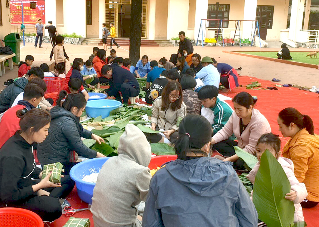 Cơ sở Bảo trợ, chăm sóc trẻ em có hoàn cảnh đặc biệt tổ chức cho trẻ nuôi dưỡng tại cơ sở gói bánh chưng đón tết cổ truyền.