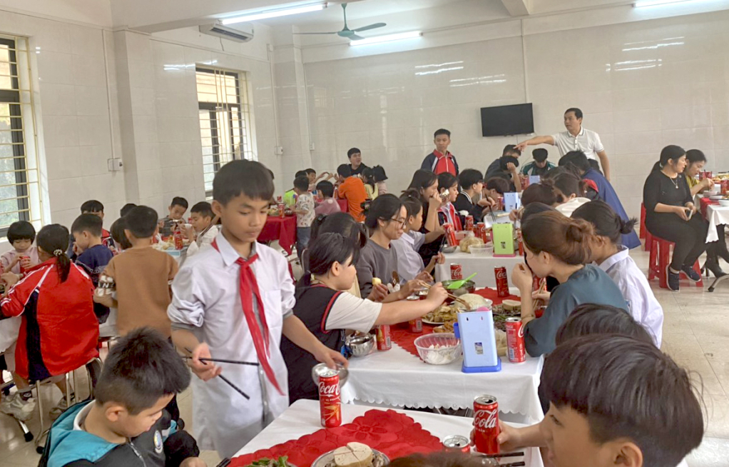 Bữa cơm tất niên sớm của trẻ em được nuôi dưỡng tại Cơ sở Bảo trợ, chăm sóc trẻ em có hoàn cảnh đặc biệt.
