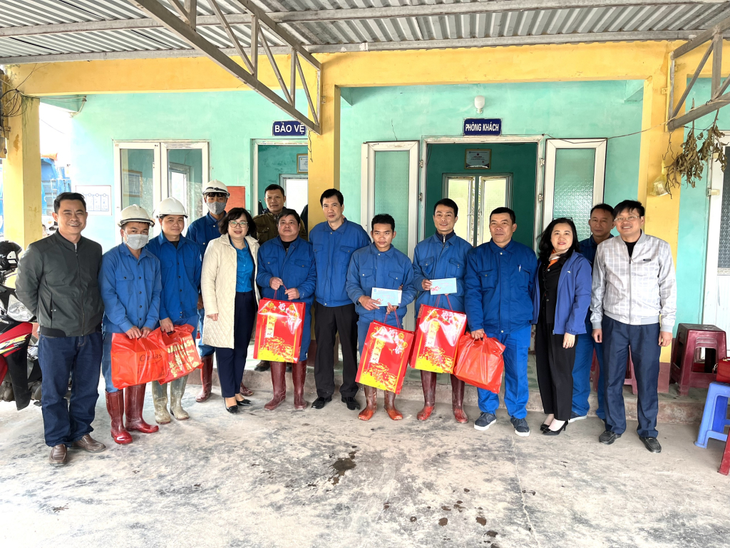 Công đoàn ngành Xây dựng trao tặng quà Tết cho công nhân Công ty CP đầu tư và xuất nhập khẩu Quảng Ninh.
