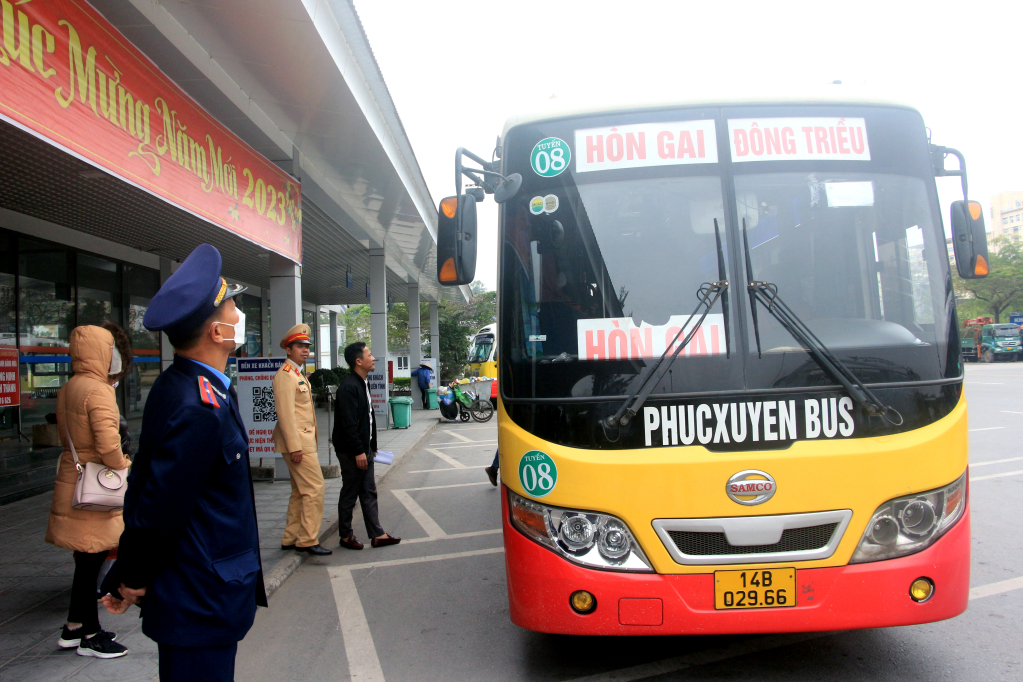 Đoàn công tác kiểm tra phương tiện xe buýt vận chuyển khách tại Bến xe khách Bãi Cháy.