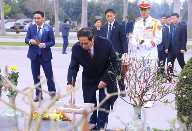 Lanh dao Dang, Nha nuoc vao Lang vieng Bac dip Tet Nguyen dan hinh anh 2