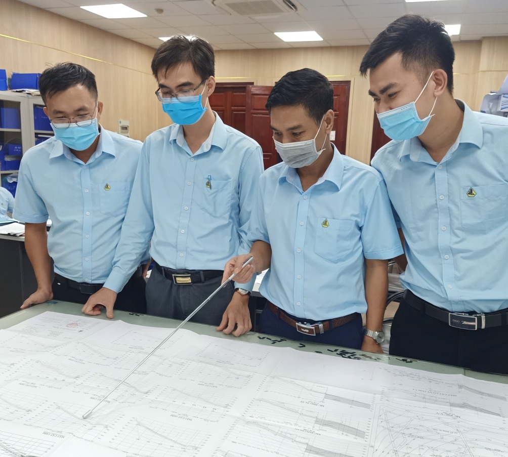 Anh Phạm Thành Công cùng các đồng nghiệp luôn đưa ra những ý tưởng khắc phục những vấn đề khó khăn trong quá trình sản xuất.