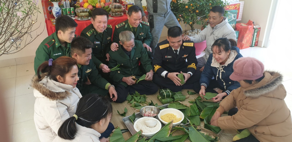 Quân dân trên đảo Thanh Lân (huyện Cô Tô) cùng gói bánh chưng chuẩn bị Tết.