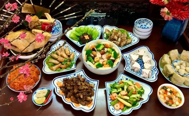 Vietnamese traditional offering trays prepared for Lunar New Year's Eve hinh anh 1