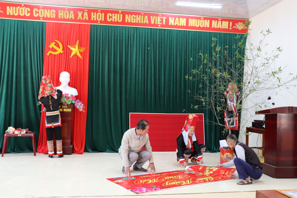 Người dân thôn Phú Cường, xã Yên Than, huyện Tiên Yên trang trí nhà văn hóa. 
