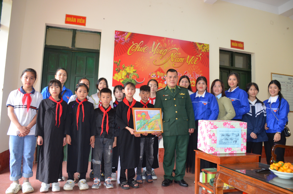 Đại uý Nông Văn Tiến, cán bộ Trạm Biên phòng Đồng Văn nhận quà và thư của các em học sinh trên địa bàn gửi tặng.