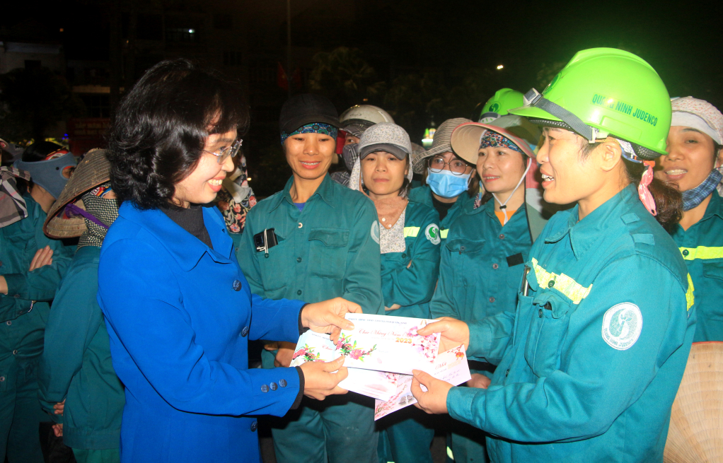 Phó Bí thư Tỉnh ủy Trịnh Thị Minh Thanh lì xì chúc mừng năm mới cho các công nhân vệ sinh môi trường.