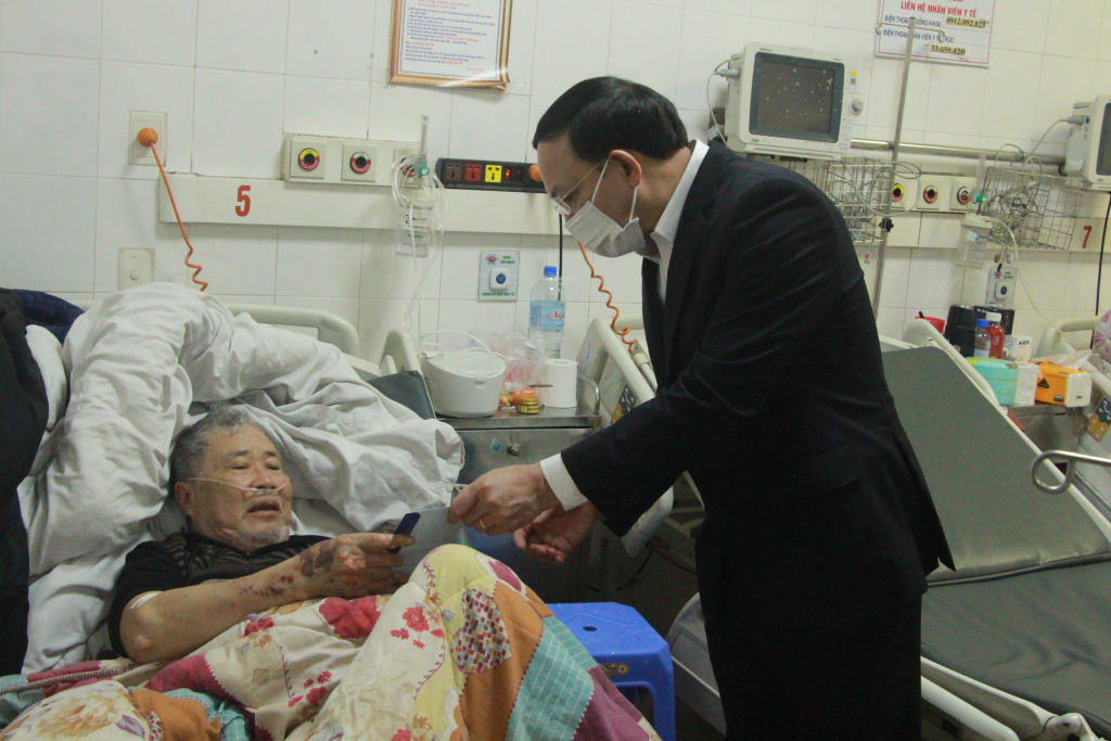 Đồng chí Bí thư Tỉnh ủy, Chủ tịch HĐND tỉnh trao quà Tết cho một số bệnh nhân nặng đang điều trị nội trú tại Bệnh viện Đa khoa tỉnh.