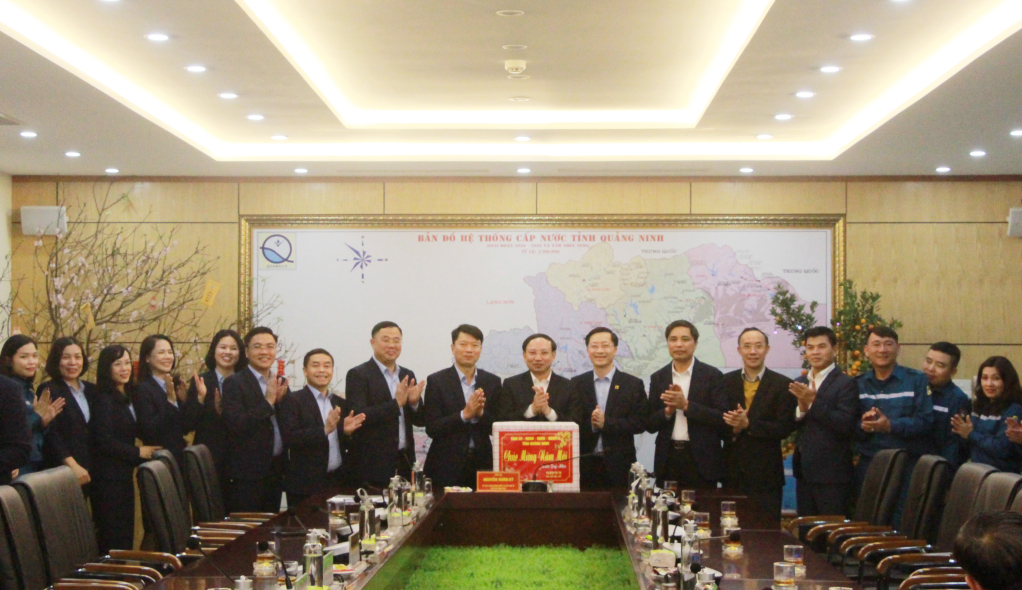 Đồng chí Bí thư Tỉnh ủy, Chủ tịch HĐND tỉnh đến thăm chúc Tết cán bộ, người lao động Công ty Cổ phần Nước sạch Quảng Ninh.