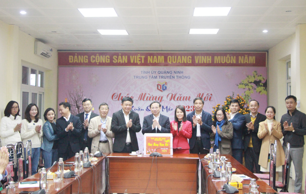 Đồng chí Bí thư Tỉnh ủy, Chủ tịch HĐND tỉnh động viên, chúc Tết cán bộ, phóng viên, biên tập viên, kỹ thuật viên Trung tâm Truyền thông Quảng Ninh.