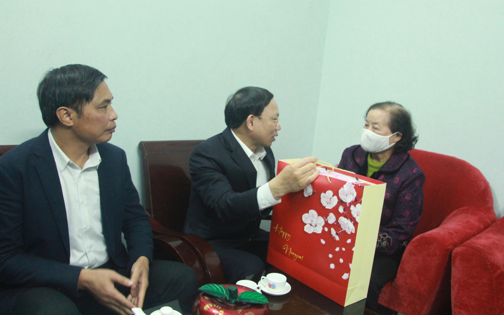 Đồng chí Bí thư Tỉnh ủy, Chủ tịch HĐND tỉnh đến thăm, chúc Tết gia đình Nhà thơ Trần Nhuận Minh.