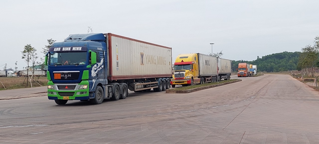 Các xe hàng chờ xuất khẩu tại Lối mở cầu phao tạm Km3+4 Hải Yên sáng ngày 20/1 (Ngày 29 Tết)
