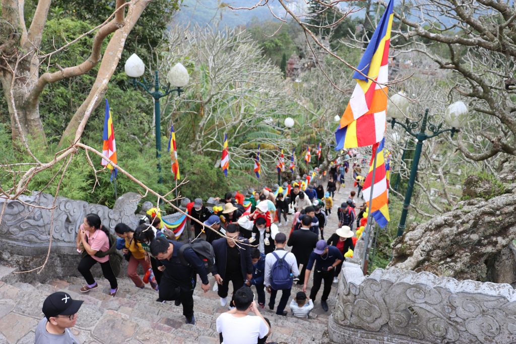 Nhiều du khách lựa chọn leo bộ lên chùa. 