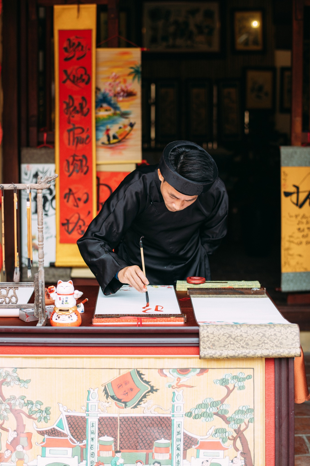 Thầy đồ viết chữ thư pháp tại khu vực làng Nương Yên Tử.