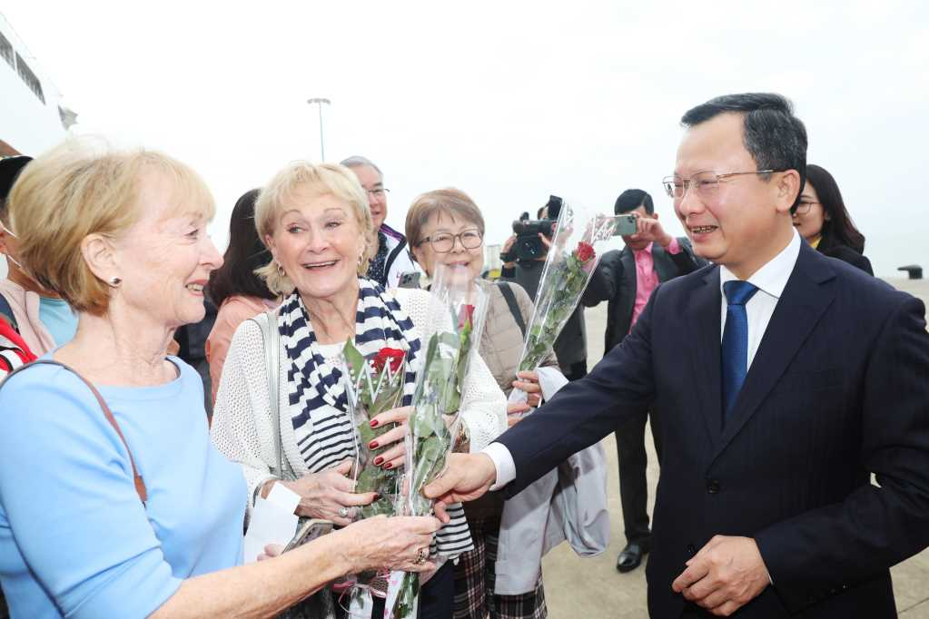 First visitors to Quang Ninh were welcomed by Cao Tuong Huy, Acting Chairman of the Provincial People's Committee. 