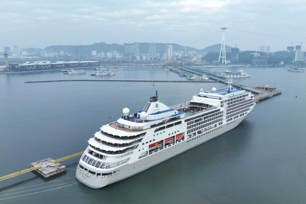 The Silver Spirit cruise ship arrived at the Ha Long Port on January 22.
