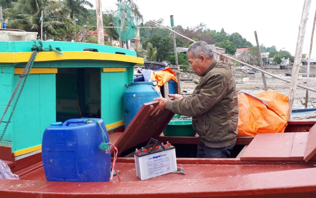 Ông Nguyễn Văn Thường thôn Ngọc Nam, xã Ngọc Vừng (huyện Vân Đồn) chuẩn bị đồ đạc, ngư cụ vươn khơi ngày đầu xuân.