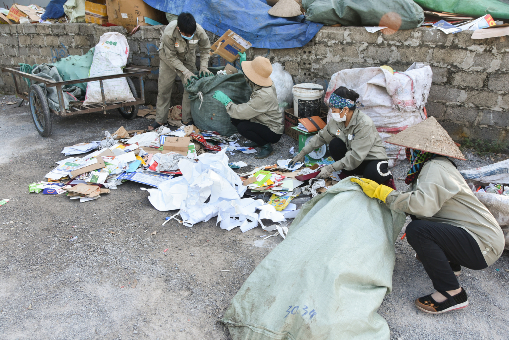 Thành viên tổ thu gom ve chai phường Hồng Hà (TP Hạ Long) phân loại rác thải