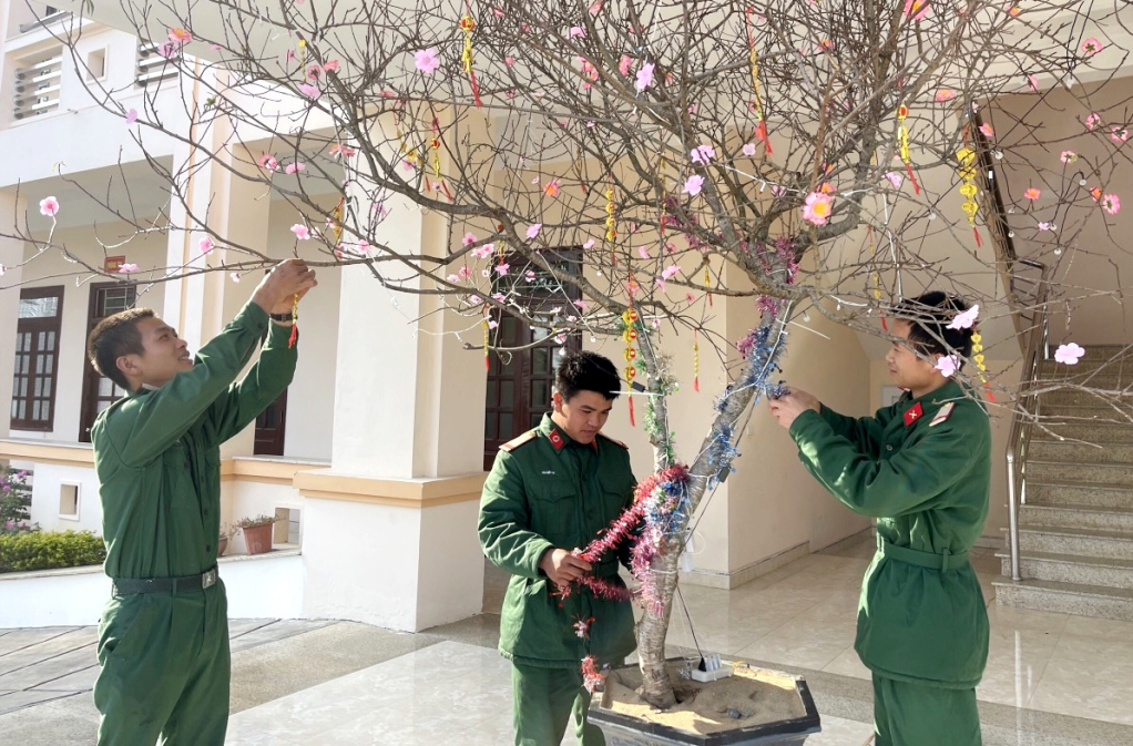 Các chiến sỹ Đại đội đảo Vĩnh Thực trang trí cành đào ngày Tết.