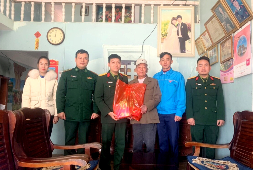 Đơn vị phối hợp với chính quyền thăm, tặng quà các gia đình chính sách trên địa bàn nhân dịp Tết Nguyên đán Quý Mão 2023.