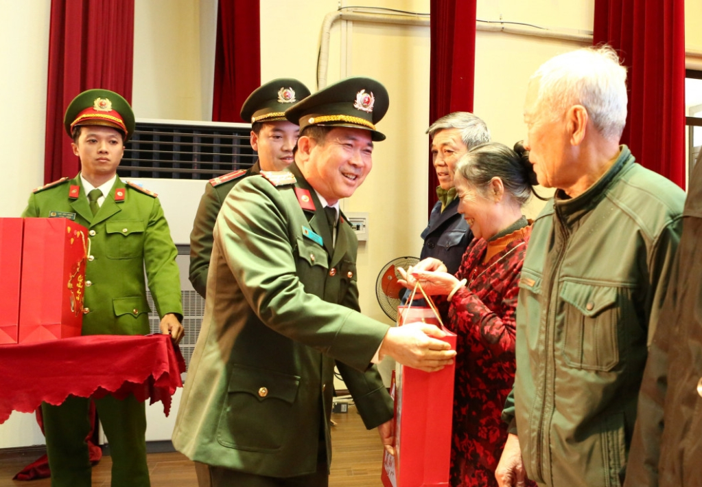 Thiếu tướng Đinh Văn Nơi, Giám đốc Công an tỉnh trao quà cho các gia đình chính sách trên địa bàn huyện Cô Tô.