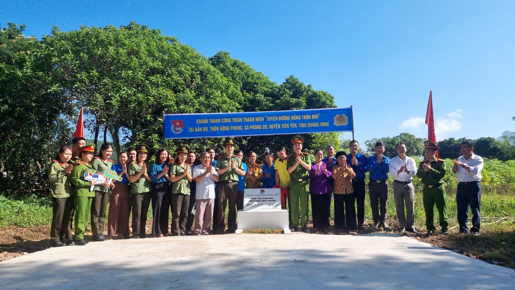 Khánh thành tuyến đường nông thôn mới tại xã Phong Dụ, có sự góp sức quan trọng của Đoàn thanh niên - Hội phụ nữ Công an tỉnh.