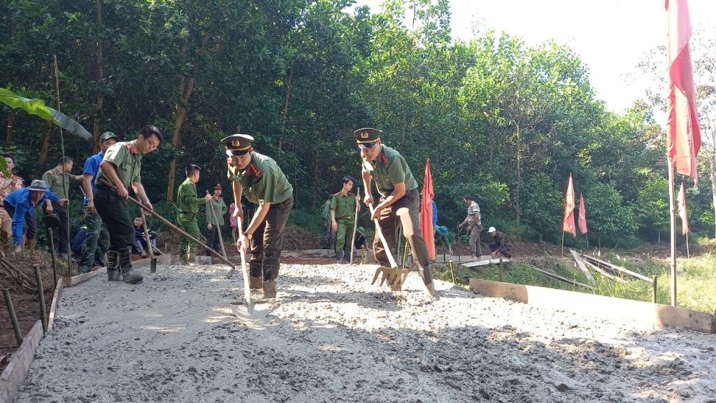 Lực lượng Công an đóng góp công sức xây dựng tuyến đường vào bản Dò, thôn Hồng Phong, xã Phong Dụ, Tiên Yên.