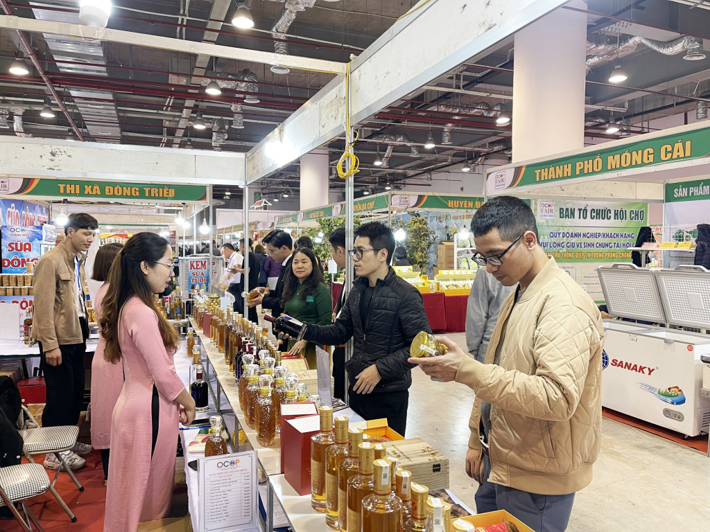 Các sản phẩm OCOP của HTX Sản xuất và Kinh doanh Huy Hoàng, TX Đông Triều được bày bán tại Hội chợ OCOP Quảng Ninh - Xuân 2023.