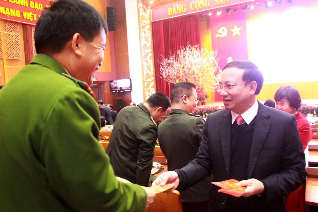 Đồng chí Nguyễn Xuân Ký, Bí thư Tỉnh ủy, Chủ tịch HĐND tỉnh lì xì đầu năm mới cho cán bộ, công chức, viên chức đầu năm.