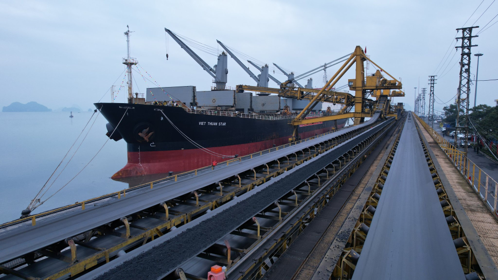 Tàu Viet Thuan Star “xông cảng” và nhận trên 41.000 tấn than tiêu thụ trong ngày đầu năm mới Xuân Quý Mão 2023.