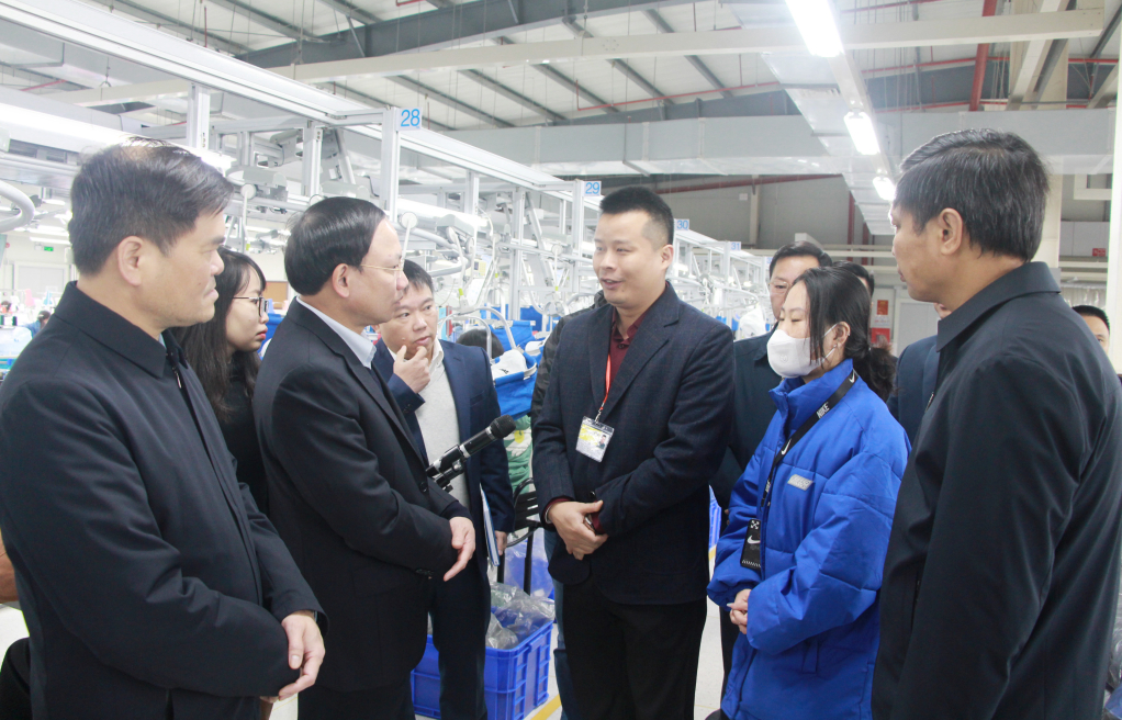 Đồng chí Bí thư Tỉnh ủy, Chủ tịch HĐND tỉnh trò chuyện với lãnh đạo Công ty TNHH dệt may Weitai Hạ Long (KCN Việt Hưng).