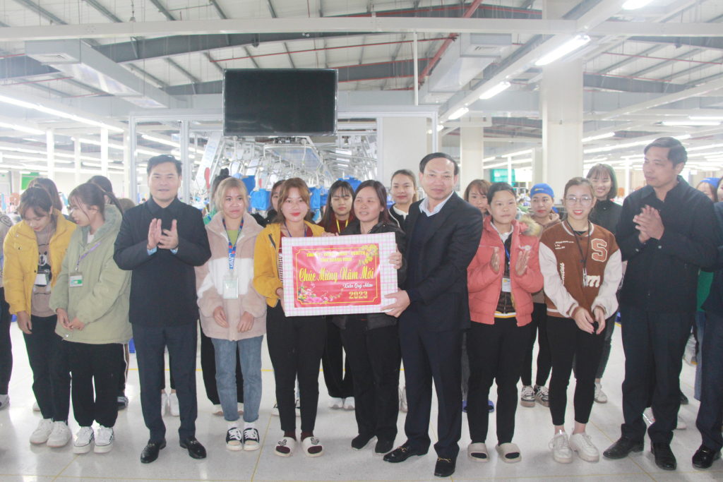Đồng chí Bí thư Tỉnh ủy cùng đoàn công tác tặng quà động viên cho công nhân lao động Công ty TNHH dệt may Weitai Hạ Long.