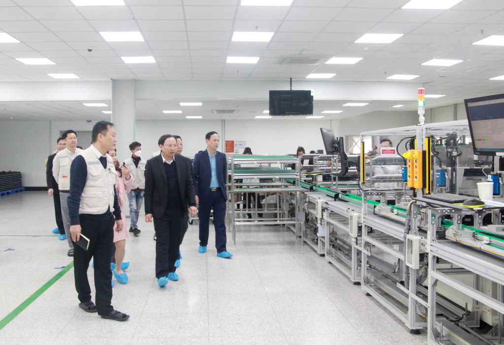 Đồng chí Bí thư Tỉnh ủy, Chủ tịch HĐND tỉnh thăm, kiểm tra tình hình sản xuất đầu năm tại Công ty TNHH Bumjin Electronics Vina (KCN Đông Mai).