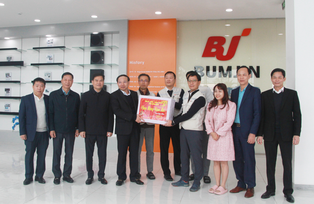 Đồng chí Bí thư Tỉnh ủy tặng quà động viên lãnh đạo và công nhân Công ty TNHH Bumjin Electronics Vina.