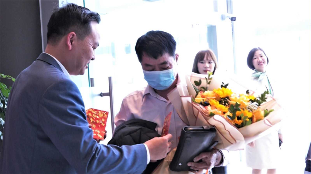 Đồng chí Trương Mạnh Hùng – Bí thư Huyện ủy, Phó Trưởng Ban quản lý KKT Vân Đồn tặng quà hành khách và phi hành đoàn trên chuyến bay đầu tiên ngày mùng 1 Tết Quý Mão.