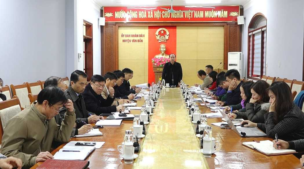 Ông Vũ Đức Hưởng, Chủ tịch UBND huyện Vân Đồn chủ trì cuộc họp của UBND huyện thông qua các dự thảo về Kế hoạch, Nghị quyết năm 2023.