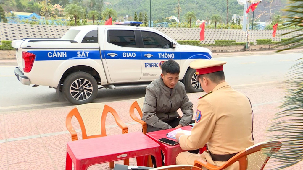CSGT Công an huyện Vân Đồn xử phạt trường hợp vi phạm trật tự ATGT.